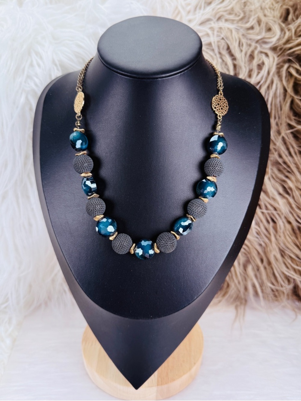 Gorgeous, vintage weighted, reflective, blue accent necklace - Picture 6 of 9